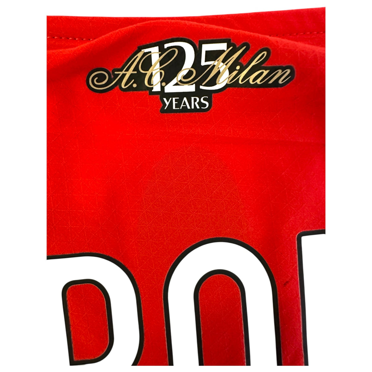 Dettaglio patch A.C. Milan 125 Years colletto retro maglia Home 2024-25