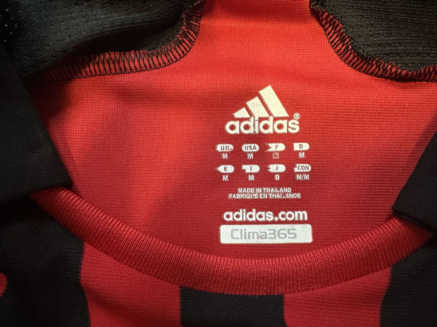 Dettaglio colletto polo e stemma ACM maglia Milan Home 2007-08 – etichetta Adidas Clima365 taglia M Made in Thailand