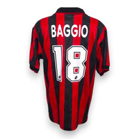 Retro maglia Milan 1995-96 numero 18 Baggio – nameset replica – righe rossonere Lotto – motivo geometrico