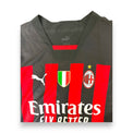 Dettaglio collo maglia Milan Home 2022-23 Puma – scudetto tricolore e stemma AC Milan