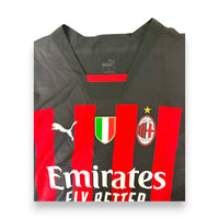 Dettaglio collo maglia Milan Home 2022-23 Puma – scudetto tricolore e stemma AC Milan