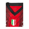 Dettaglio scollo a V e Scudetto tricolore maglia AC Milan Home 2023-24 Puma – Player Issued Gabbia
