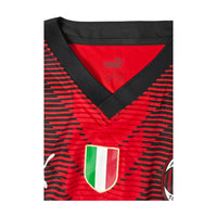Dettaglio scollo a V e Scudetto tricolore maglia AC Milan Home 2023-24 Puma – Player Issued Gabbia