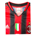 Dettaglio maglia Milan 2004-05 – scudetto tricolore – stemma ACM con stella – colletto a V Adidas