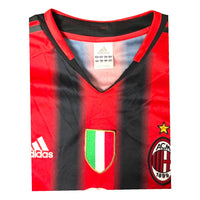 Dettaglio maglia Milan 2004-05 – scudetto tricolore – stemma ACM con stella – colletto a V Adidas