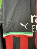 Dettaglio orlo tricolore e logo Puma maglia Milan Home 2022-23