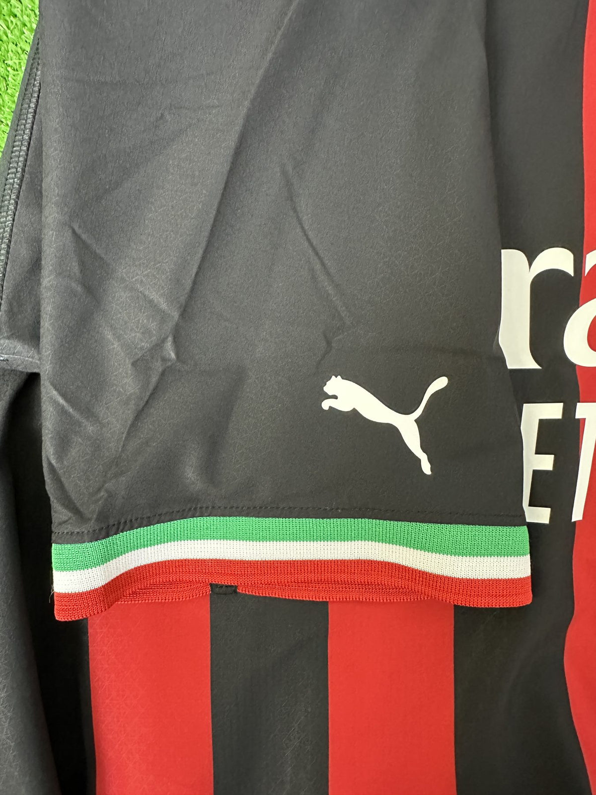 Dettaglio orlo tricolore e logo Puma maglia Milan Home 2022-23