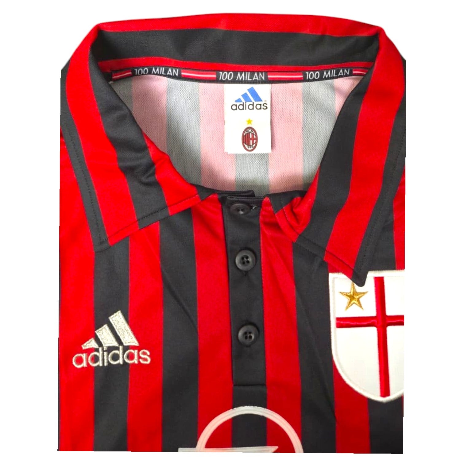 Dettaglio colletto maglia Milan Centenario 1999-00 – nastro interno 100 Milan – stemma celebrativo Adidas