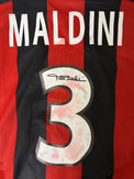 Dettaglio autografo originale Paolo Maldini sul numero 3 maglia AC Milan 2000-01 – firma a pennarello nero