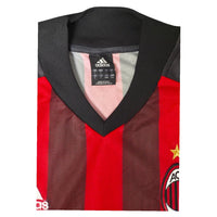 Dettaglio collo a V e stemma AC Milan maglia Home 2002-03 Adidas – Made in Italy taglia L stella rossonera