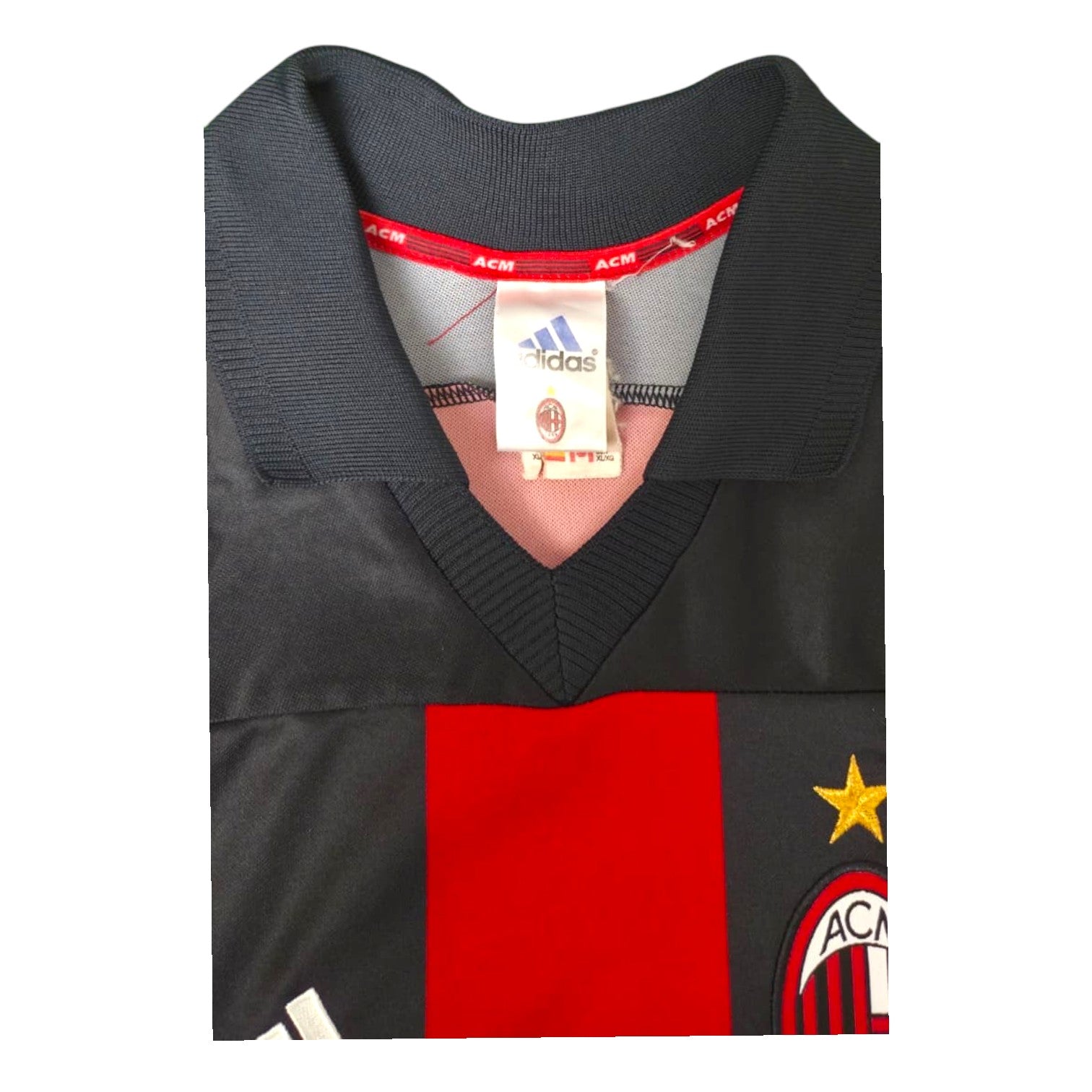 Dettaglio colletto maglia Milan 2000-01 – nastro interno ACM – stemma ACM con stella Adidas