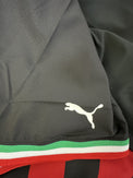 Dettaglio orlo tricolore e logo Puma maglia Milan Home 2022-23