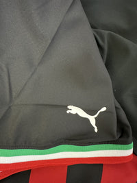 Dettaglio orlo tricolore e logo Puma maglia Milan Home 2022-23