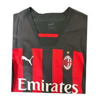 Dettaglio collo fronte maglia Milan Home 2022-23 – scudetto, stemma Milan