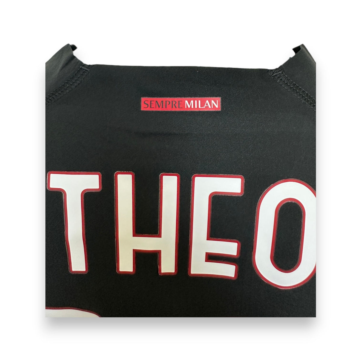 Dettaglio collo retro maglia Milan Home 2022-23 – scritta Sempre Milan, numero 19 Theo