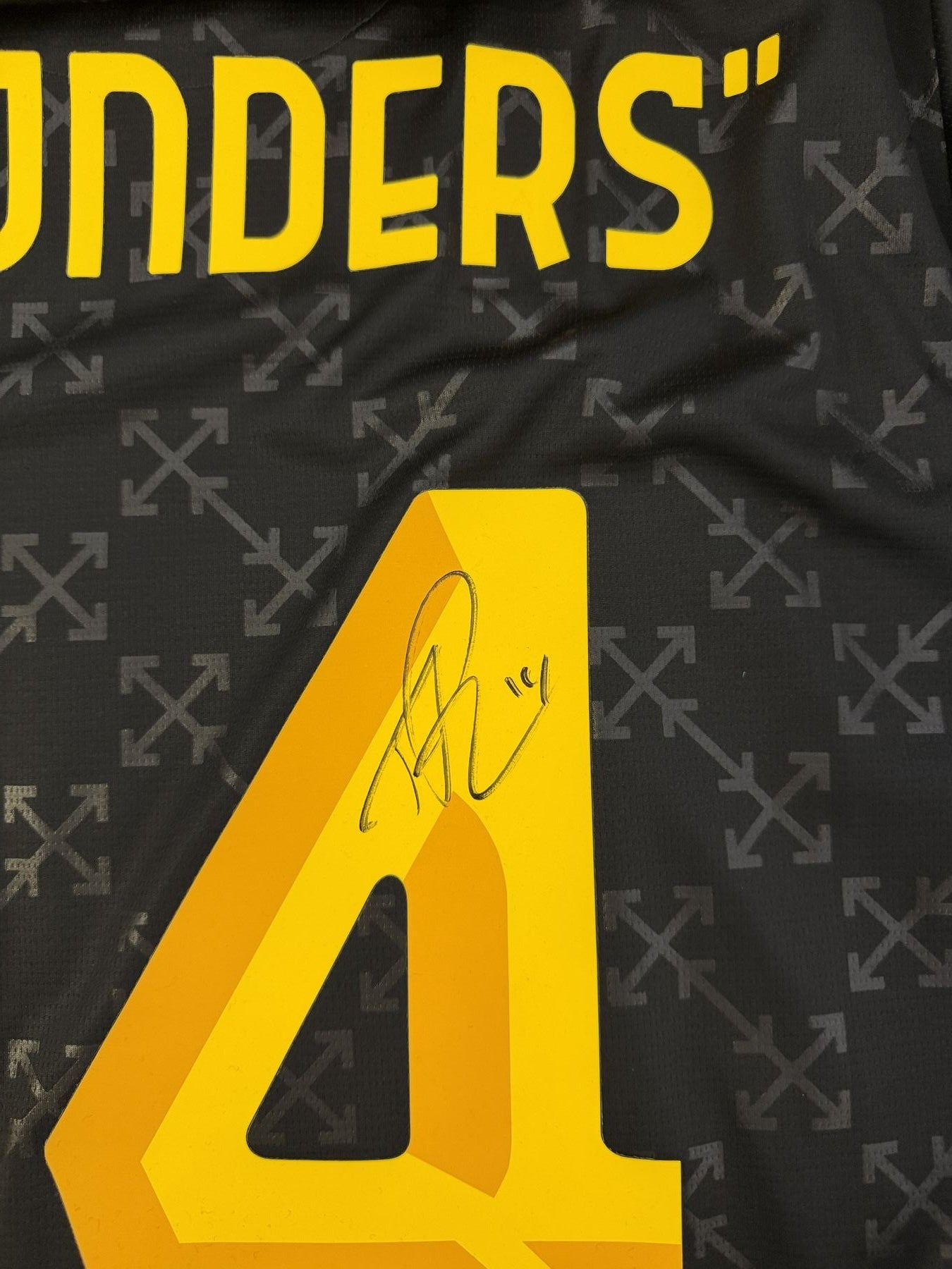 Dettaglio autografo originale Tijjani Reijnders maglia AC Milan x Off-White Fourth Kit 2024-25 – COA Associazione Autografia incluso
