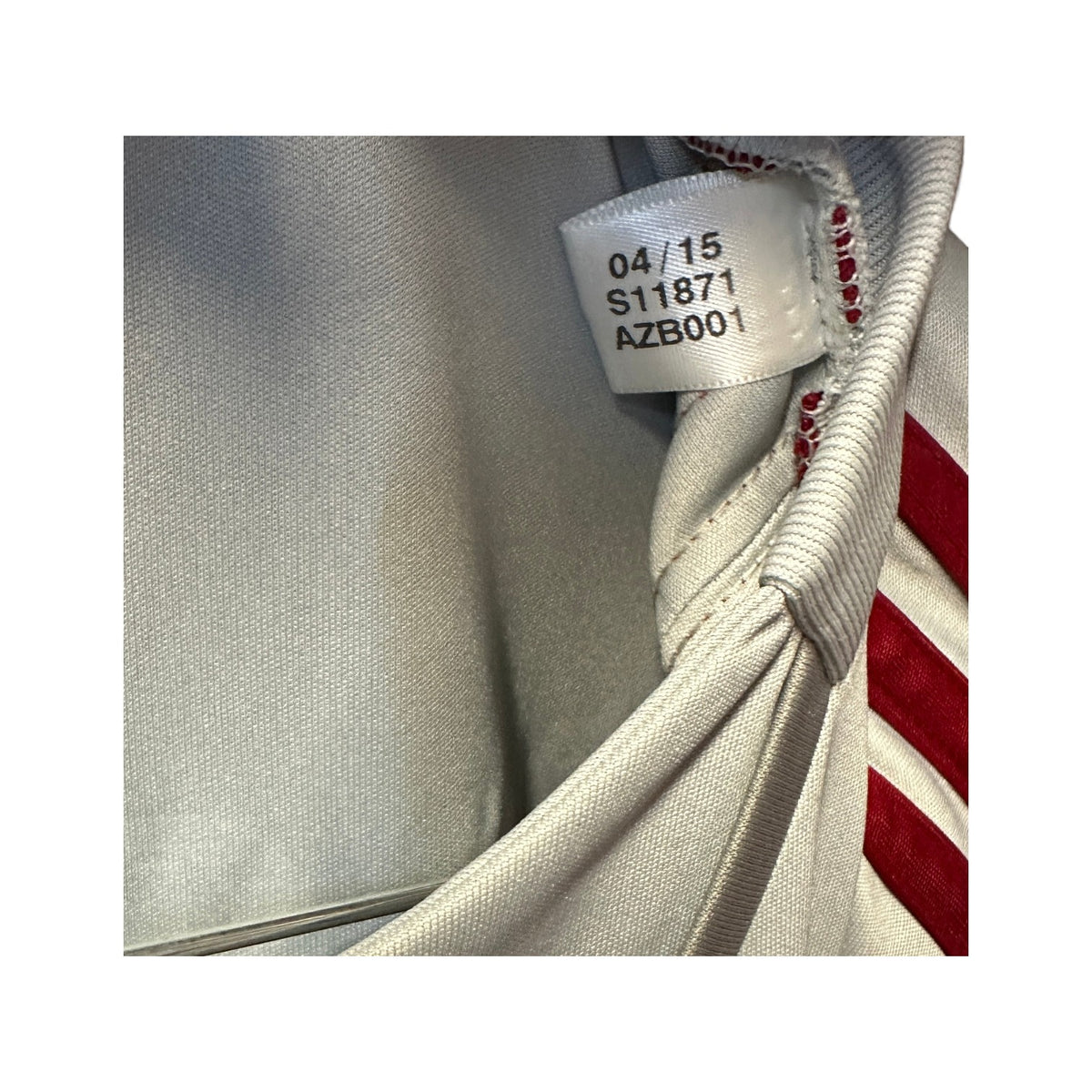 Cartellino Adidas con codice S11871 e data 04/15 della maglia portiere Milan 2015/16