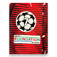 Badge sette Champions League e patch UEFA Foundation for Children su maglia Milan Home 2023-24