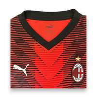 Dettaglio collo a V nero maglia Milan Home 2023-24 Puma – stemma ACM 1899 e stella oro