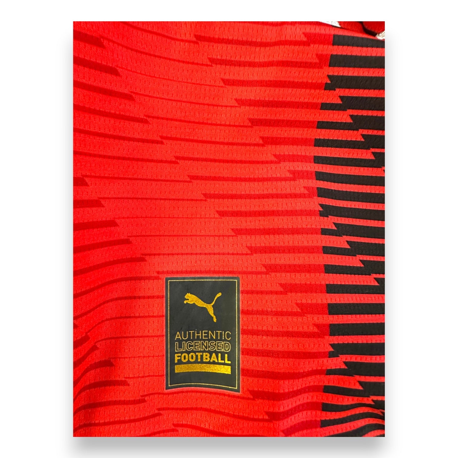 Etichetta Puma Authentic Licensed Football su maglia Milan Home 2023-24 – versione store