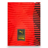 Etichetta Puma Authentic Licensed Football su maglia Milan Home 2023-24 – versione store