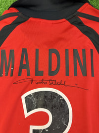 Dettaglio firma originale Paolo Maldini pennarello nero sopra numero 3 stampato retro maglia Milan Third 2001/02 Vintage condizioni Good con piccoli segni di usura sul flock