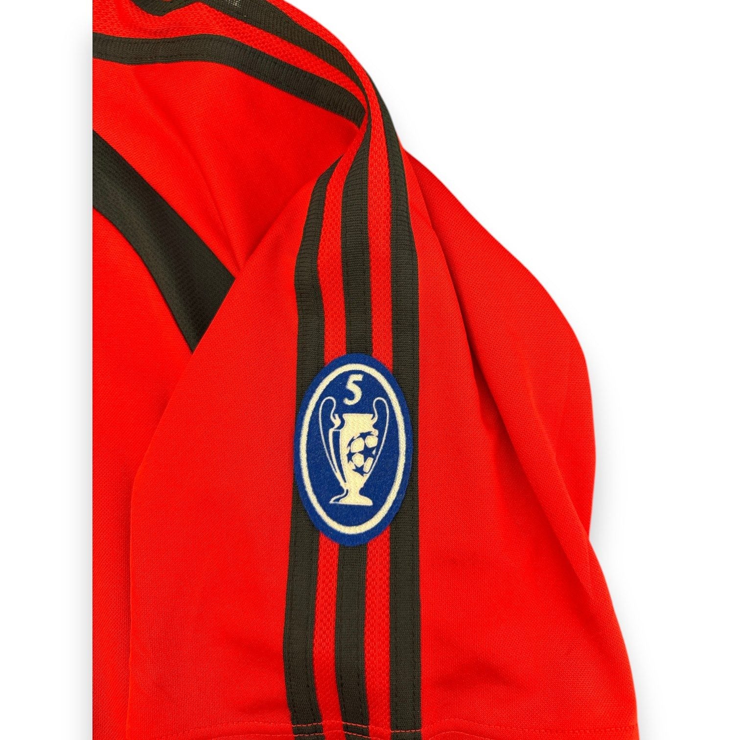 Patch celebrativa 5 Coppe Campioni sulla manica sinistra maglia Milan Third 2001/02 – cinque trofei conquistati prima della sesta Champions League del 2003