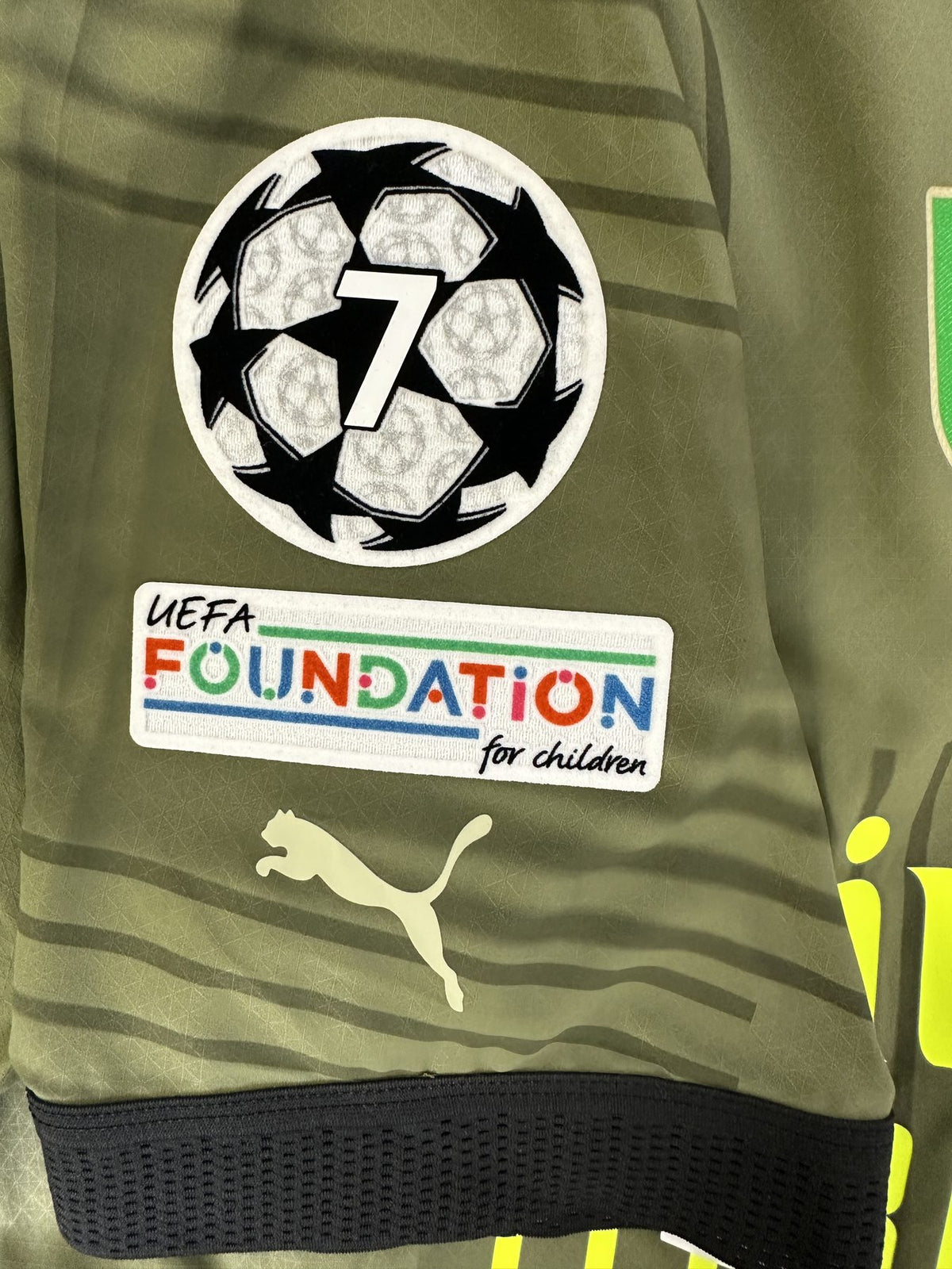 Dettaglio patch UEFA Champions League 7 titoli e UEFA Foundation maglia Milan Third 2022-23