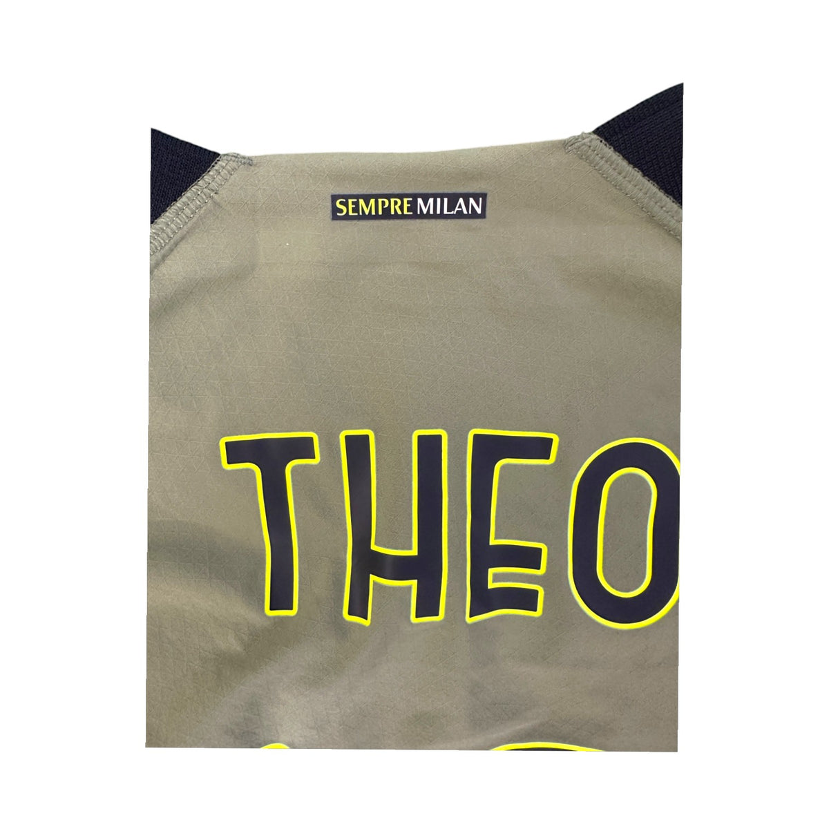 Dettaglio collo retro maglia Milan Third 2022-23 – scritta Sempre Milan, numero 19 Theo