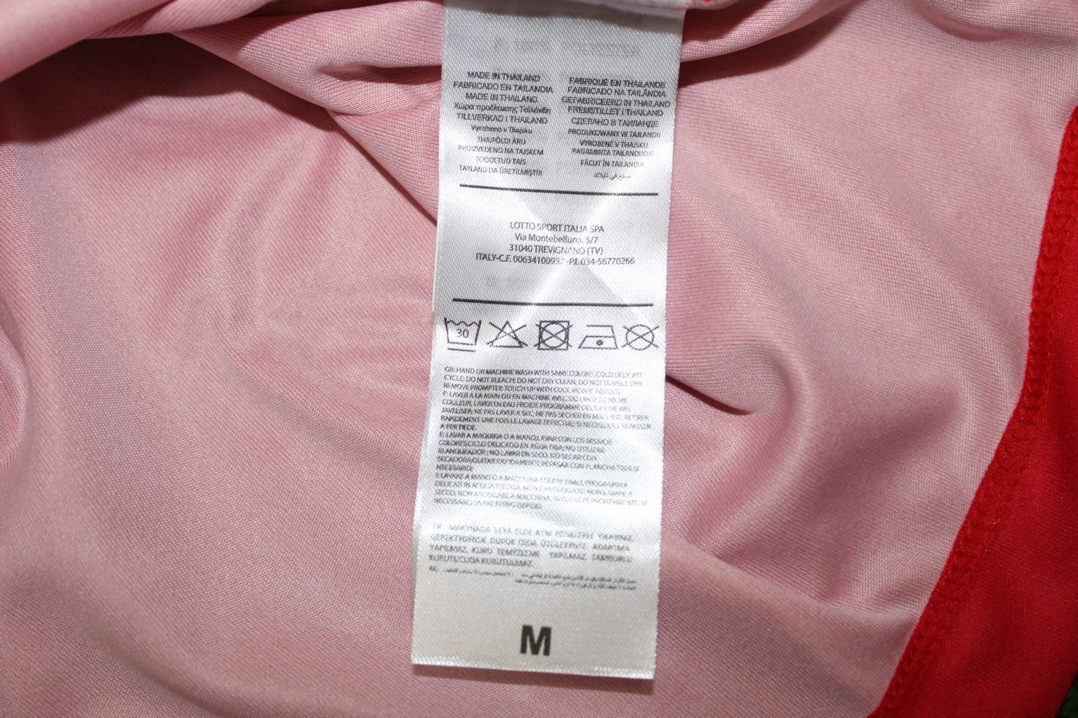 Etichetta lavaggio Lotto Sport Italia Made in Thailand maglia AC Monza Home 2023/24 taglia M