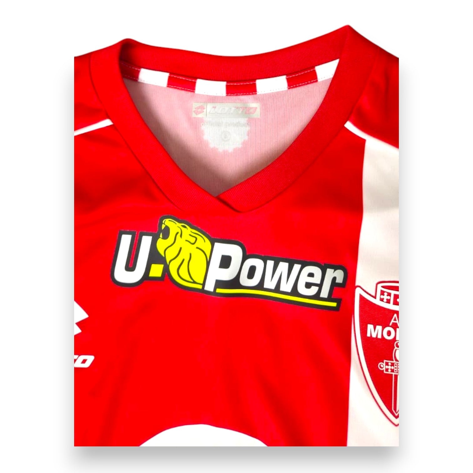 Dettaglio fronte maglia AC Monza 2023-24 sponsor U-Power e stemma Monza – colletto a scacchi Player Issued