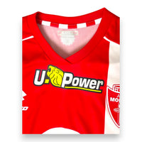 Dettaglio fronte maglia AC Monza 2023-24 sponsor U-Power e stemma Monza – colletto a scacchi Player Issued
