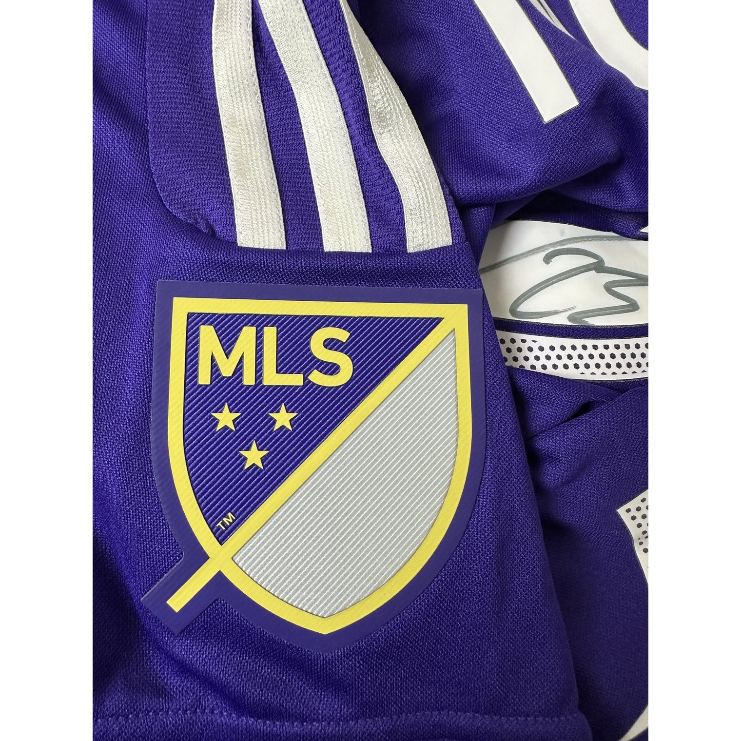 Toppa MLS e dettaglio firma originale Antonio Nocerino su maglia Orlando City Home 2016