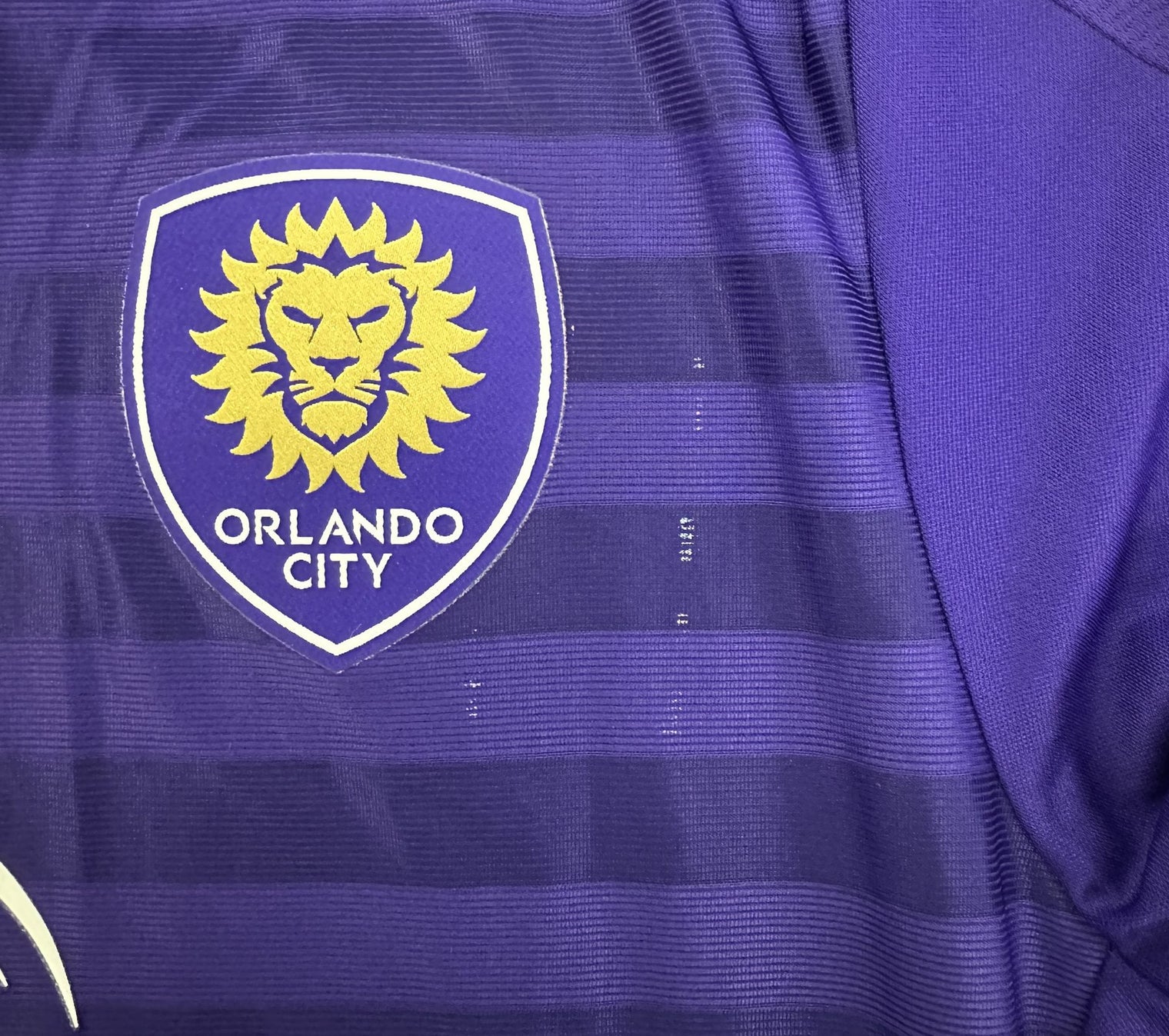 Stemma ricamato Orlando City SC leone dorato su maglia Home 2016 Adidas