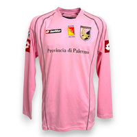 Maglia Palermo Home 2004-05 Player Issued Andrea Barzagli numero 43 fronte – manica lunga Lotto rosa con sponsor Provincia di Palermo e patch Regione Siciliana