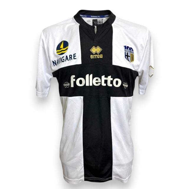 Maglia Parma Centenario 2013-14 Store replica Errea – croce nera sponsor Folletto Navigare – crest 100 Parma – Cassano