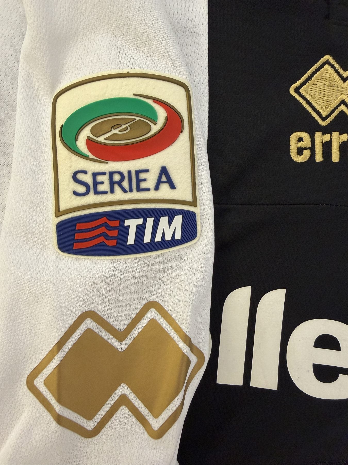 Toppa Lega Calcio Serie A TIM e logo Errea su manica maglia Parma Centenario 2013-14