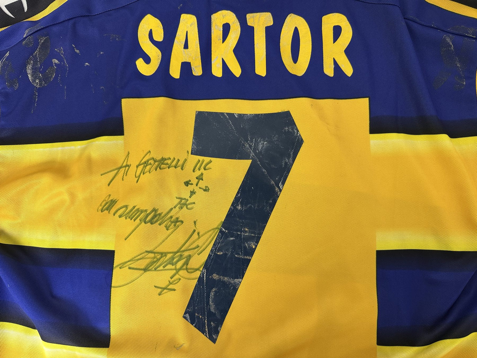Dettaglio autografo e dedica manoscritta Luigi Sartor su numero 7 maglia Parma