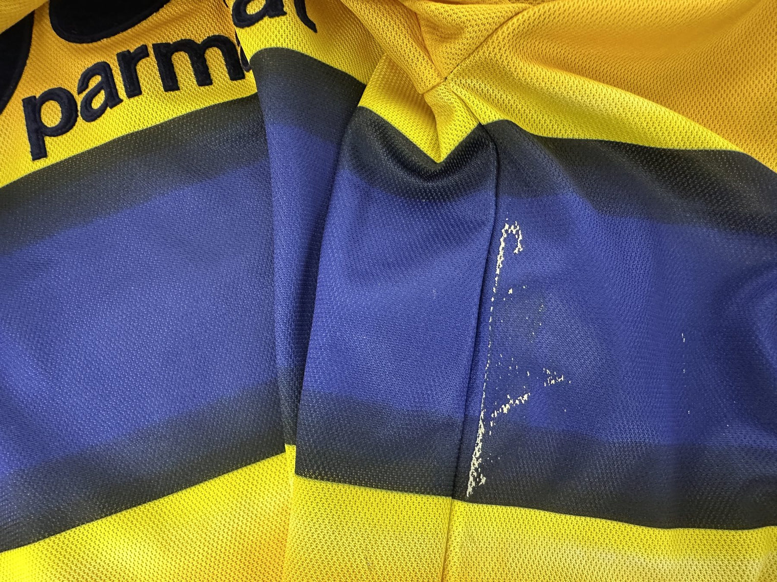 Segno di usura sul tessuto in corrispondenza della mnica, maglia Parma Sartor Player Issued