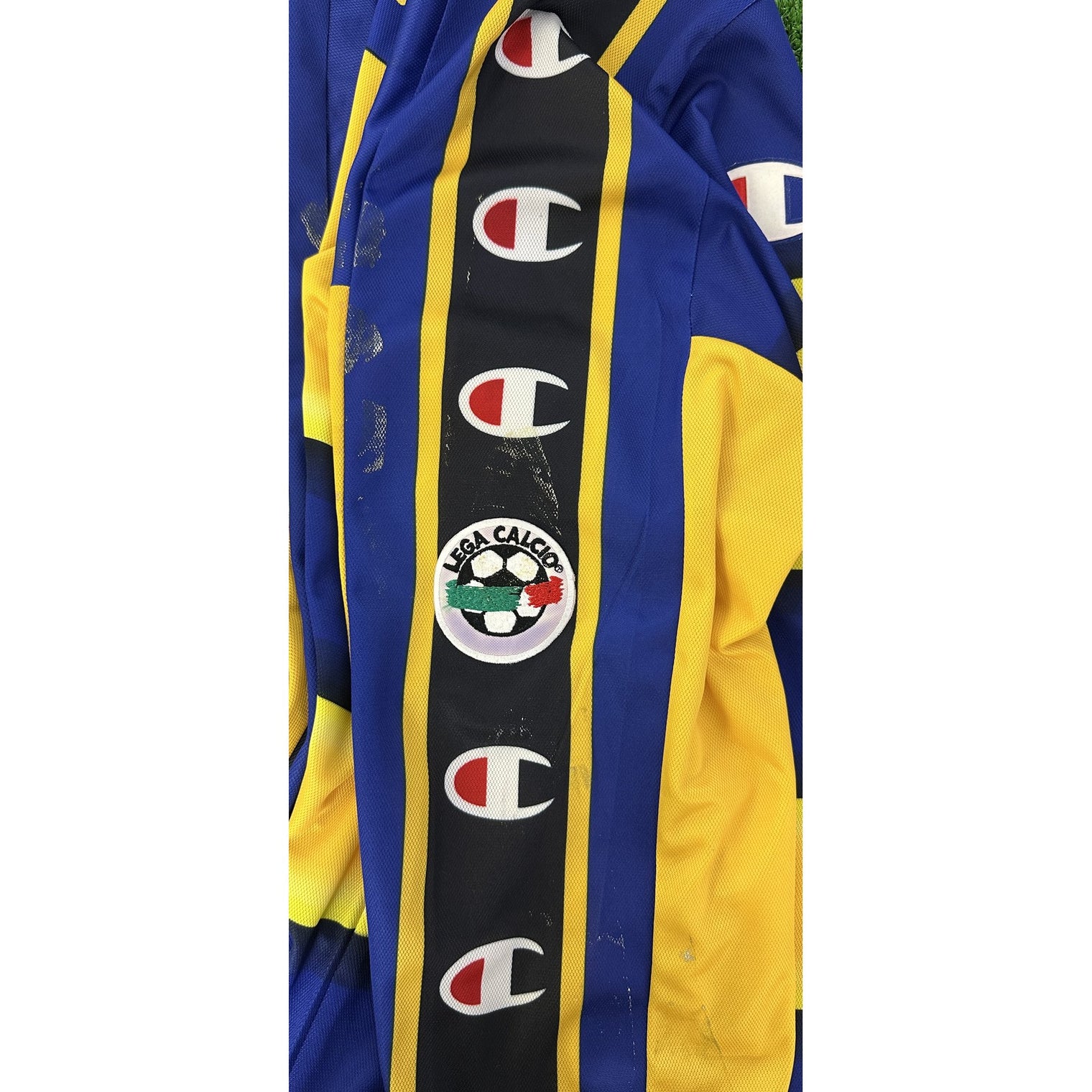 Dettaglio patch Lega Calcio e loghi Champion su manica maglia Parma Player Issued