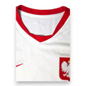 Colletto a V rosso maglia Polonia 2026 Nike – stemma aquila bianca coronata e swoosh