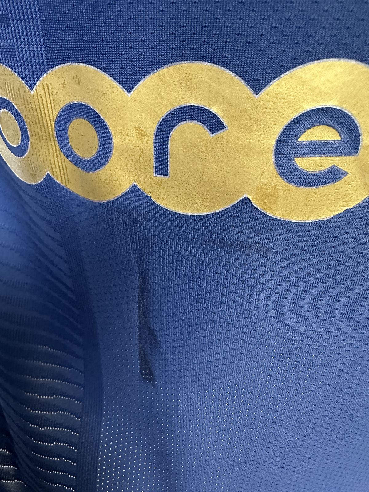 Dettaglio retro maglia PSG Messi, sponsor Ooredoo – lieve segno sul tessuto