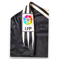 Dettaglio patch LFP La Liga e strisce bianche Adidas maglia Real Madrid Away 2004-05 nera