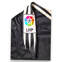 Dettaglio patch LFP La Liga e strisce bianche Adidas maglia Real Madrid Away 2004-05 nera
