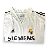 Colletto a V, logo Adidas e stemma Real Madrid ricamato – maglia Home 2004/05 Vintage
