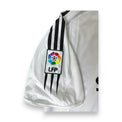 Patch LFP della Liga sulla manica con tre strisce Adidas – maglia Real Madrid 2004/05 Roberto Carlos