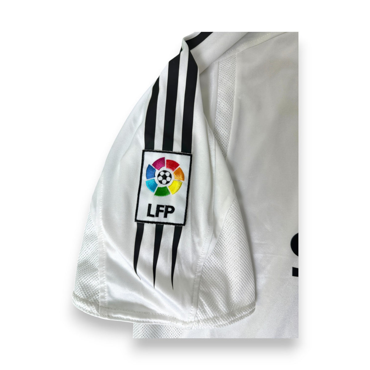 Patch LFP della Liga sulla manica con tre strisce Adidas – maglia Real Madrid 2004/05 Roberto Carlos