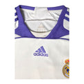 Dettaglio scollo a V viola e logo Adidas maglia Real Madrid Home 2007-08 – Climacool stemma ricamato