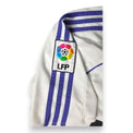 Dettaglio patch LFP La Liga e tre strisce viola Adidas maglia Real Madrid Home 2007-08