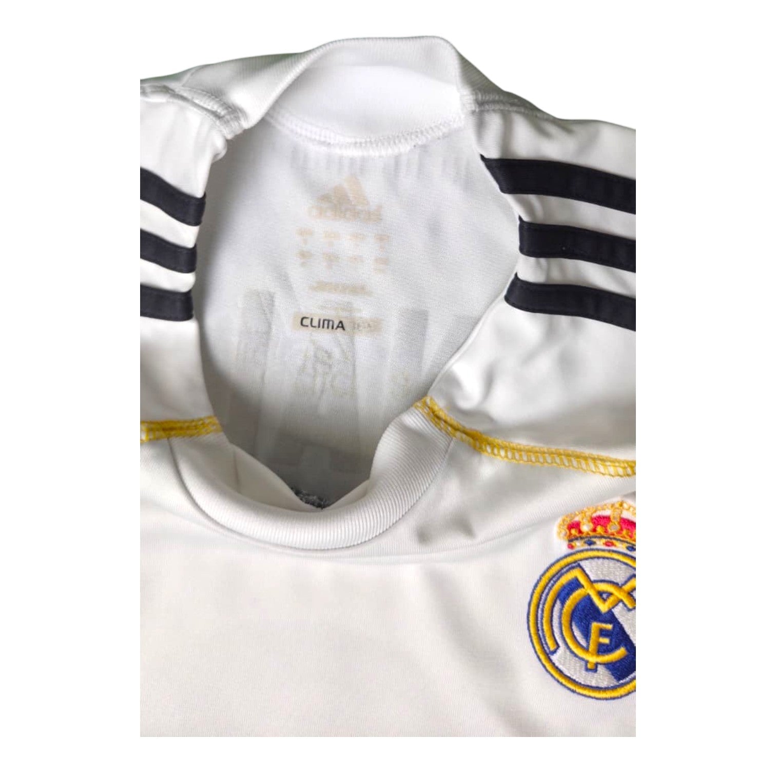Dettaglio colletto e stemma Real Madrid maglia Home 2009-10 Adidas – Climacool tre strisce nere